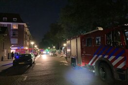 Bootje slaat op hol langs Stadionkade, man te water