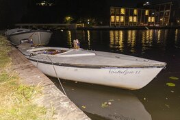 Bootje slaat op hol langs Stadionkade, man te water