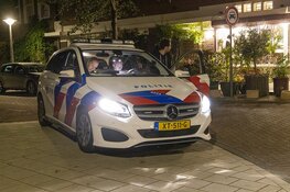 Bootje slaat op hol langs Stadionkade, man te water