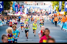 Ben jij tussen de 4 en 13 jaar? Ren dan mee met de Mini Dam tot Damloop in Zaandam of Amsterdam