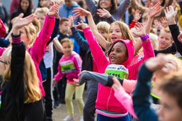 Ben jij tussen de 4 en 13 jaar? Ren dan mee met de Mini Dam tot Damloop in Zaandam of Amsterdam