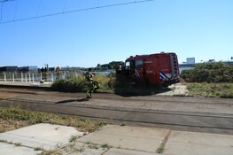 Boot gezonken na aanvaring met brug bij IJburg