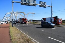 Boot gezonken na aanvaring met brug bij IJburg