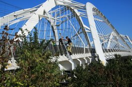 Boot gezonken na aanvaring met brug bij IJburg