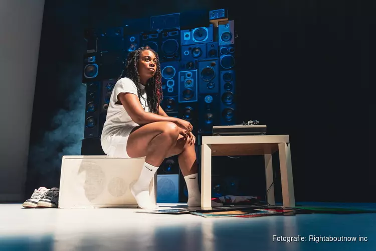 RIGHTABOUTNOW INC.  presenteert KIBRA SILENSIO door Ritzah Statia op het Nederlands Theater Festival genomineerd voor de BNG Bank Theaterprijs 2022