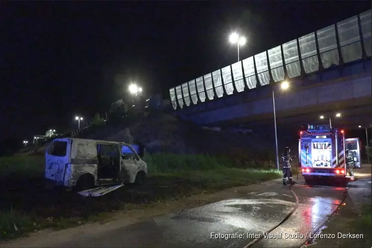 Afgelegen bestelbus uitgebrand in Amsterdam-Noord