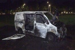 Afgelegen bestelbus uitgebrand in Amsterdam-Noord