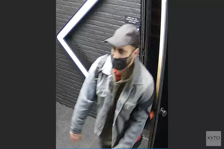 Gezocht: Beroving met vuurwapen in hotelkamer Weesperstraat
