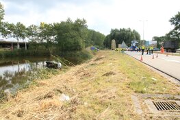 Politieonderzoek bij auto te water langs A10-Noord