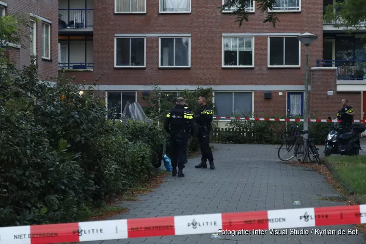 Kogel door glas van woning in Zuidoost