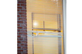 Kogel door glas van woning in Zuidoost