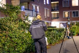 Kogel door glas van woning in Zuidoost