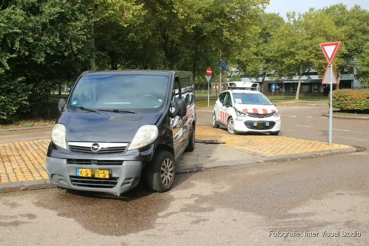 Ongeval met auto van handhaving Amsterdam
