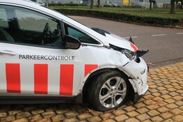 Ongeval met auto van handhaving Amsterdam