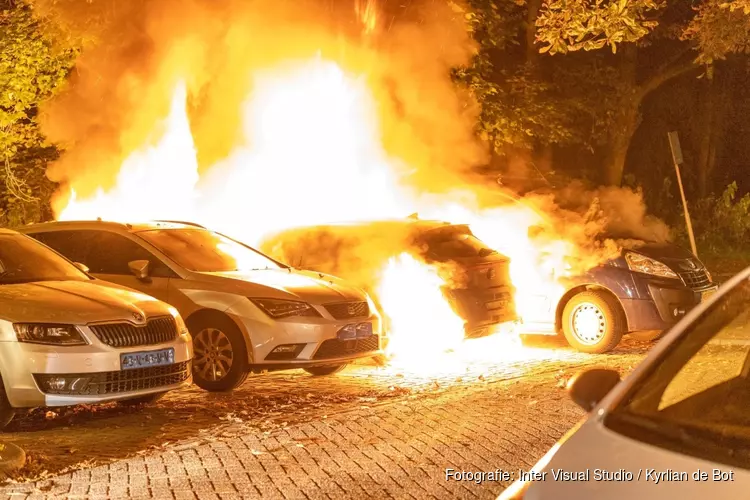 Drie auto&#39;s door brand verwoest in Oost