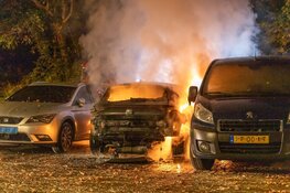 Drie auto&#39;s door brand verwoest in Oost