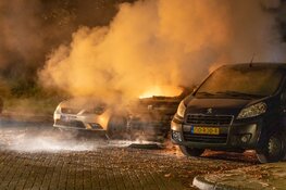 Drie auto&#39;s door brand verwoest in Oost