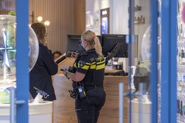 Omstanders overmeesteren overvaller op Bijlmerplein