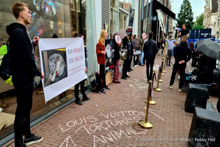 Demonstratie tegen bont in PC Hooftstraat