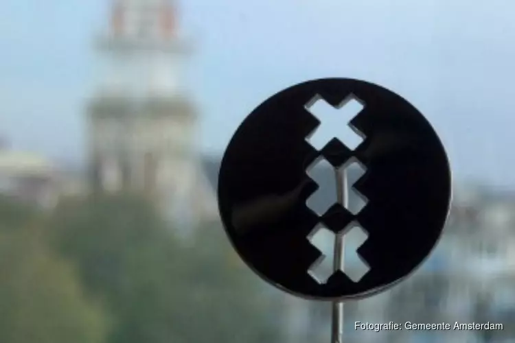 Amsterdamspeld voor het boegbeeld van stichting BOOST