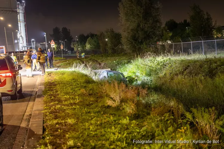 Auto te water in Westpoort