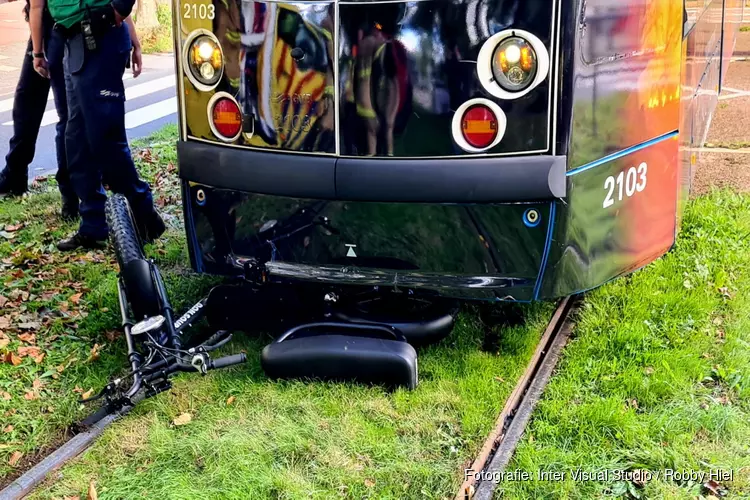 E-bike aangereden door tram in Amsterdam: twee gewonden
