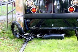 E-bike aangereden door tram in Amsterdam: twee gewonden