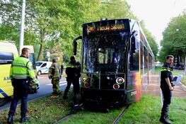 E-bike aangereden door tram in Amsterdam: twee gewonden