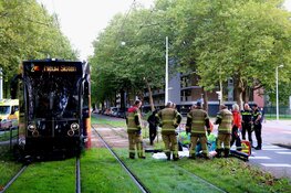 E-bike aangereden door tram in Amsterdam: twee gewonden
