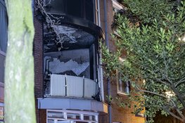 Grote brand na explosie aan de Zuiderkerkhof in Amsterdam