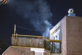 Grote brand na explosie aan de Zuiderkerkhof in Amsterdam