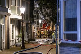 Grote brand na explosie aan de Zuiderkerkhof in Amsterdam