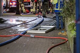 Grote brand na explosie aan de Zuiderkerkhof in Amsterdam