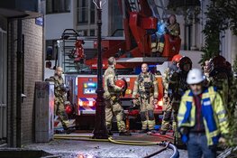 Grote brand na explosie aan de Zuiderkerkhof in Amsterdam