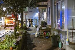 Grote brand na explosie aan de Zuiderkerkhof in Amsterdam