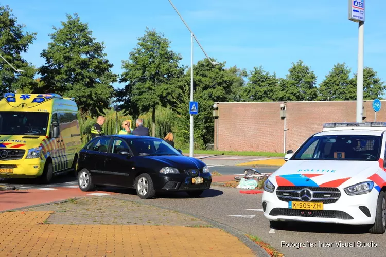 Auto schept fietser op Ookmeerweg