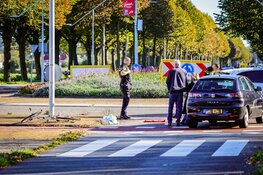 Auto schept fietser op Ookmeerweg