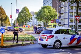 Auto schept fietser op Ookmeerweg