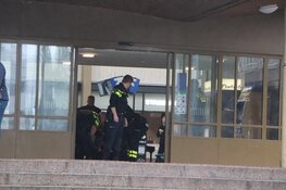Politie tilt man uit het Amstelstation