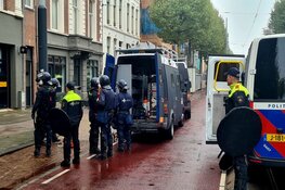 Politie start ontruiming Amsterdams kraakpand