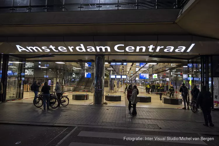 Twee gewonden bij schietpartij in stationshal Amsterdam CS