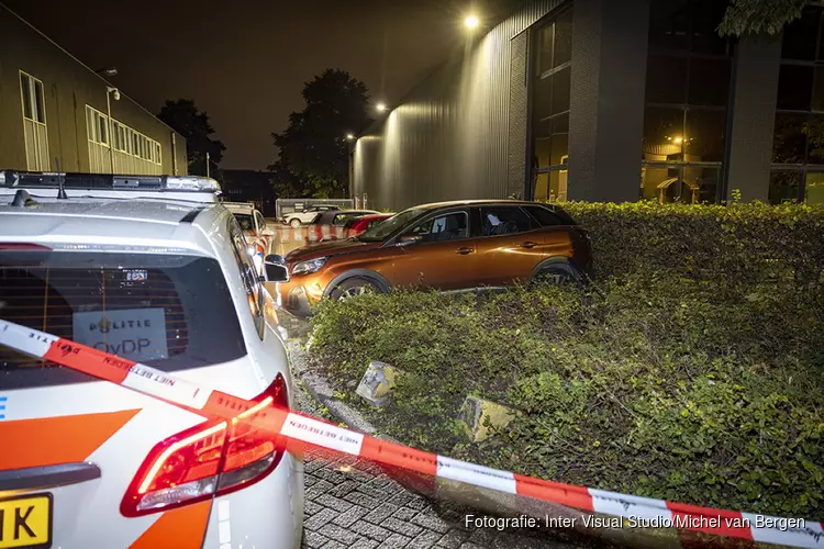 Auto geraakt bij schietpartij in Zuidoost