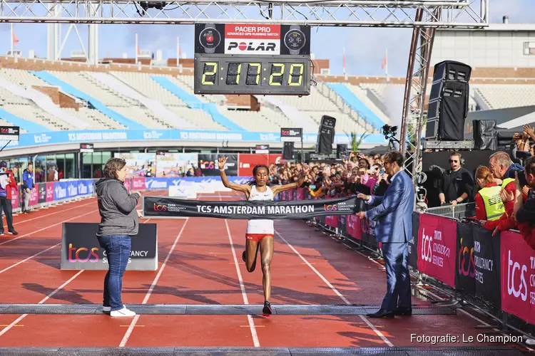 Almaz Ayana verpulvert parcoursrecord TCS Amsterdam Marathon