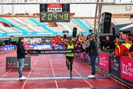 Almaz Ayana verpulvert parcoursrecord TCS Amsterdam Marathon