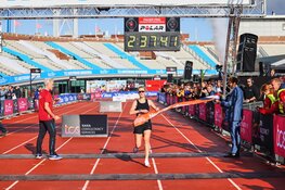 Almaz Ayana verpulvert parcoursrecord TCS Amsterdam Marathon