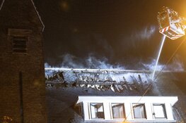 Grote brand in pand Amsterdam-Zuid, 100 Oekraïense vluchtelingen geëvacueerd