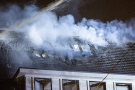 Grote brand in pand Amsterdam-Zuid, 100 Oekraïense vluchtelingen geëvacueerd