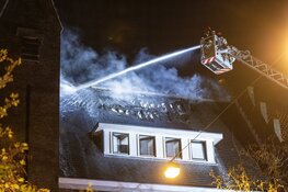 Grote brand in pand Amsterdam-Zuid, 100 Oekraïense vluchtelingen geëvacueerd
