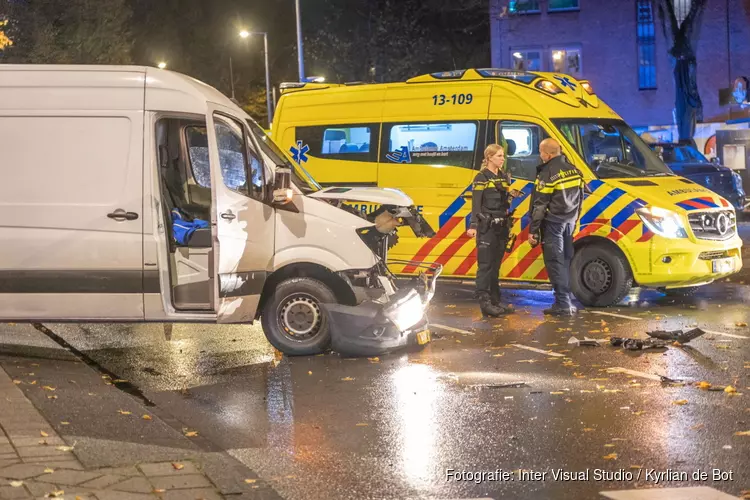 Bestelbus tegen taxi gereden op Willem de Zwijgerlaan