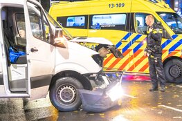 Bestelbus tegen taxi gereden op Willem de Zwijgerlaan